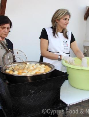 Υπαίθρια παρασκευή λουκουμάδων 4, Πέρα Ορεινής 22/3/2014.&lt;br/&gt; Πηγή: Κατερίνα Λαζάρου.