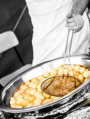 Λουκουμάδες στο πανηγύρι της Παναγίας Μάνας των Παίδων, Μένοικο 2014.&lt;br/&gt; Πηγή: Παναγιώτης Γεωργίου.