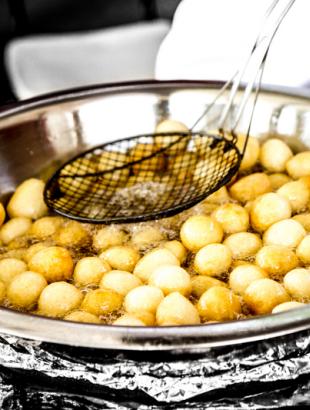 Λουκουμάδες στο πανηγύρι της Παναγίας Μάνας των Παίδων, Μένοικο 2014.&lt;br/&gt; Πηγή: Παναγιώτης Γεωργίου.