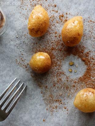 Οι λουκουμάδες αποτελούν παράδοση των Θεοφανείων στο σπίτι μας. Η φωτογραφία λήφθηκε κατά τα τελευταία στάδια της παρασκευής. Προσθέσαμε κανέλα και τους απολαύσαμε, 2014.&lt;br/&gt; Πηγή: Christina Loucas