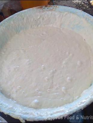 Ζύμη για λουκουμάδες. &lt;br/&gt; Πηγή: Στάλω Λαζάρου.