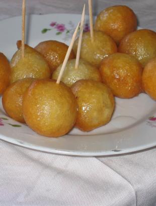 Λουκουμάδες. &lt;br/&gt; Κυθραιώτου 2013, 72.