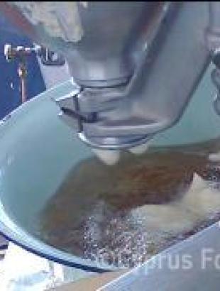 Σύγχρονο μηχάνημα κοπής λουκουμάδων. &lt;br/&gt; Πηγή: Στάλω Λαζάρου.