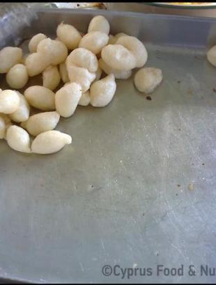 Φρεσκοτηγανισμένοι λουκουμάδες. &lt;br/&gt; Πηγή: Στάλω Λαζάρου.