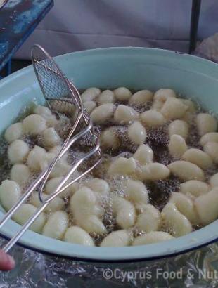 Τηγάνισμα. &lt;br/&gt; Πηγή: Στάλω Λαζάρου.