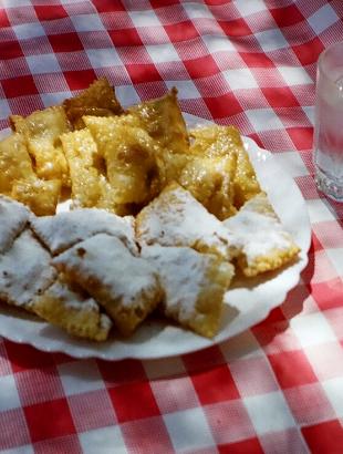 Τα πουρέκια σερβίρονται με μέλι ή ζάχαρη.