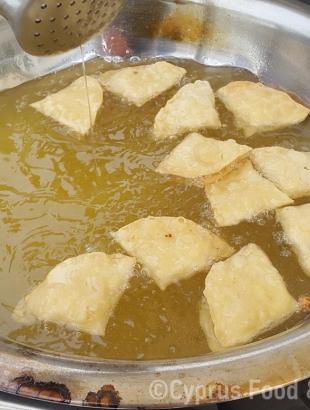 Τηγάνισμα των πουρεκιών (Μαγειρεύω Κυπριακά 2015).