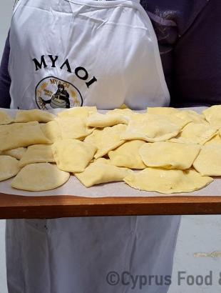 Τα πουρέκια τοποθετούνται σε δίσκο και μεταφέρονται για ψήσιμο (Μαγειρεύω Κυπριακά 2015).