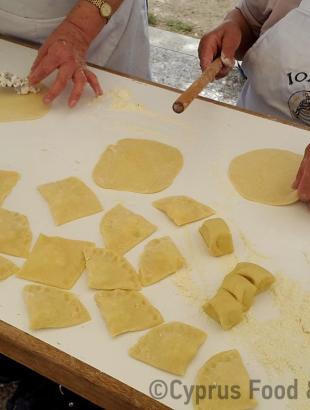 Γέμισμα των πουρεκιών της αναρής (Μαγειρεύω Κυπριακά 2015).