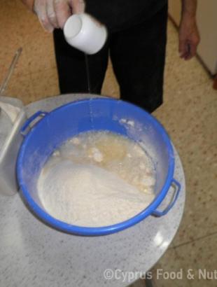 1. Ρυζιάζουμε το αλεύρι με ελαιόλαδο.