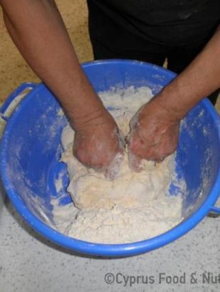 2. Ζυμώνουμε.