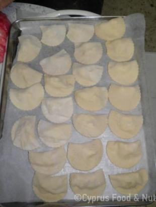 6. Τα πουρέκια είναι έτοιμα για τηγάνισμα.