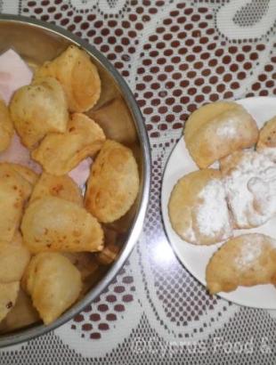 8. Όταν ψήσουμε τα πουρέκια, πασπαλίζουμε λίγη ζάχαρη άχνη από πάνω.