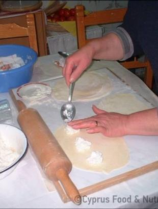 4. Τοποθετούμε τη γέμιση.