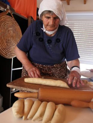 Παρασκευή πασκιών και παξιμαδιών, Γιόλου 5/5/13.