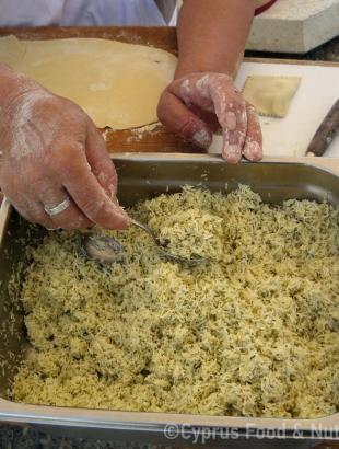 Παρασκευή πουρεκιών με χαλλούμι. &lt;br/&gt; Πηγή: Στάλω Λαζάρου.