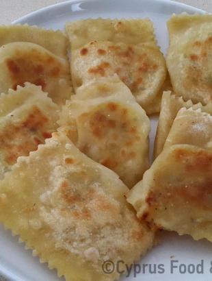 Πουρέκια χαλλουμιού στη σάτζιη. &lt;br/&gt; Πηγή: Στάλω Λαζάρου.