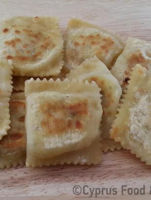 Πουρέκια χαλλουμιού στη σάτζιη. &lt;br/&gt; Πηγή: Στάλω Λαζάρου.