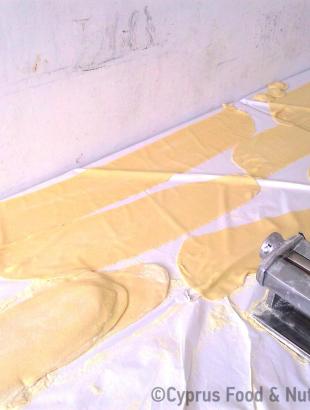 Άνοιγμα φύλλου για την παρασκευή πουρεκιών. &lt;br/&gt; Πηγή: Στάλω Λαζάρου.