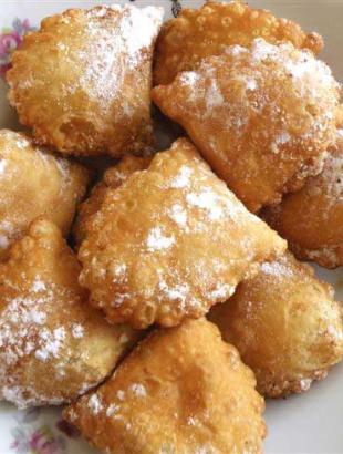 Σερβιρισμένα πουρέκια, πασπαλισμένα με ζάχαρη άχνη. &lt;br/&gt; Πηγή: Αυγούστα Στυλιανού.