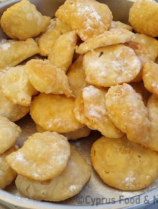 Φρεσκοτηγανισμένα πουρέκια.  &lt;br/&gt; Πηγή: Στάλω Λαζάρου.