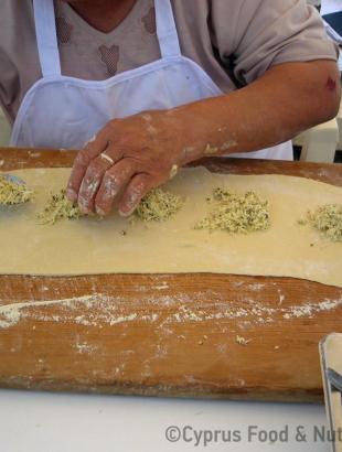 Η γέμιση τοποθετείται στο φύλλο, σε ίσα διαστήματα.  &lt;br/&gt; Πηγή: Στάλω Λαζάρου.