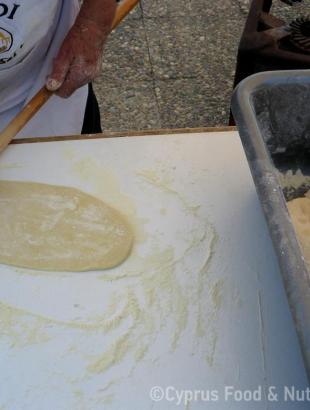 Ανοίγεται φύλλο για τα πουρέκια.  &lt;br/&gt; Πηγή: Στάλω Λαζάρου.