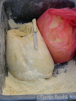 Πρώτα ετοιμάζεται η ζύμη για τα πουρέκια. &lt;br/&gt; Πηγή: Στάλω Λαζάρου.