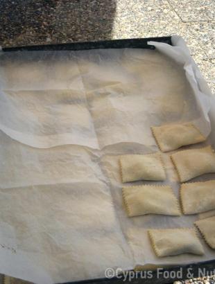 Τα έτοιμα πουρέκια τοποθετούνται σε δίσκο, και στη συνέχεια τηγανίζονται.  &lt;br/&gt; Πηγή: Στάλω Λαζάρου.