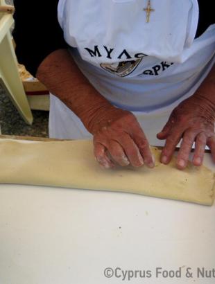 Το μισό φύλλο γυρίζεται προς τα πάνω, για να καλύψει τη γέμιση.  &lt;br/&gt; Πηγή: Στάλω Λαζάρου.