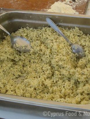 Ακολούθως, παρασκευάζεται η γέμιση από χαλούμι, αυγό και δυόσμο. &lt;br/&gt; Πηγή: Στάλω Λαζάρου.