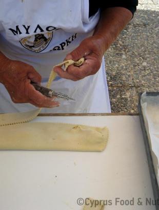 Η επιπλέον ζύμη απομακρύνεται.  &lt;br/&gt; Πηγή: Στάλω Λαζάρου.