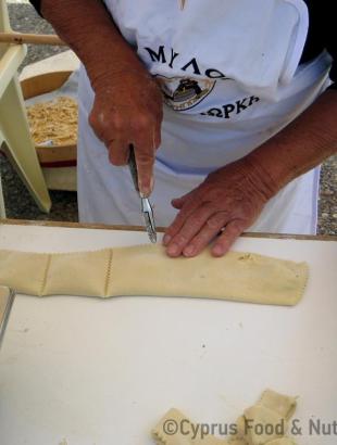 Ακολούθως, κόβονται τα πουρέκια.  &lt;br/&gt; Πηγή: Στάλω Λαζάρου.