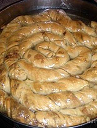 Προσθέτουμε το σιρόπι (Μαγειρεύω Κυπριακά 2014). &lt;br/&gt; Πηγή: Δημήτρης Χήρας.