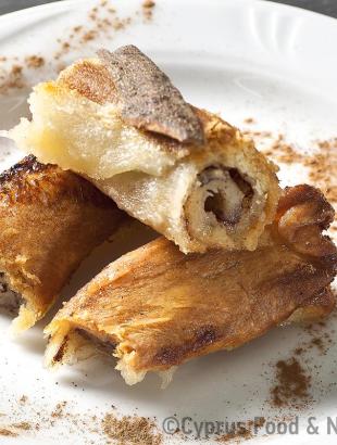 Τσιππόπιττα κομμένη για σερβίρισμα (Μαγειρεύω Κυπριακά 2015). &lt;br/&gt; © Μουσείο Κυπριακών Τροφίμων και Διατροφής.