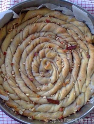 Τσιππόπιττα πασπαλισμένη με κούννες αμυγδάλου. &lt;br/&gt; Πηγή: Στάλω Λαζάρου.