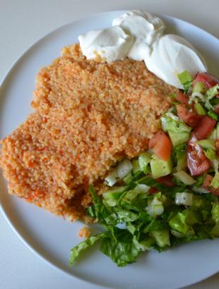 Πουργούρι με παραδοσιακό γιαούρτι και σαλάτα, 2014. Πηγή: Μαρκέλλα Καλλή.