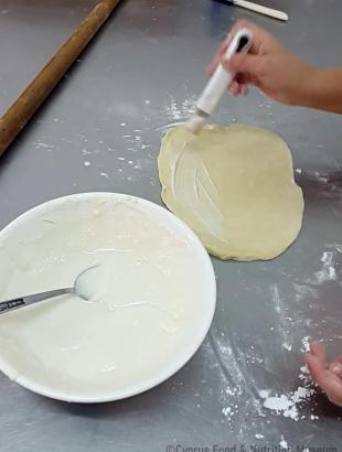 Αλείφουμε με την τσίππα (Μαγειρεύω Κυπριακά 2015). &lt;br/&gt; Πηγή: Στάλω Λαζάρου.