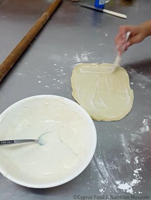 Καλύπτουμε καλά όλη την επιφάνεια του φύλλου (Μαγειρεύω Κυπριακά 2015). &lt;br/&gt; Πηγή: Στάλω Λαζάρου.