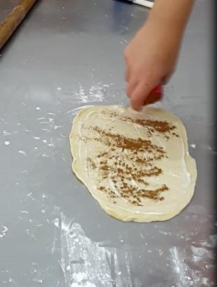 Πασπαλίζουμε με κανέλα (Μαγειρεύω Κυπριακά 2015). &lt;br/&gt; Πηγή: Στάλω Λαζάρου.