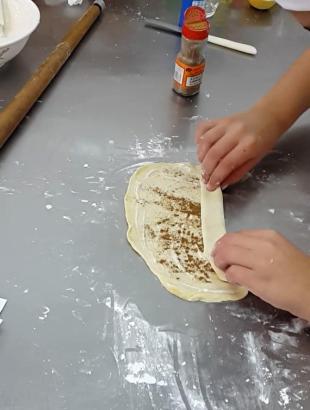 Τυλίγουμε το φύλλο σε ρολό (Μαγειρεύω Κυπριακά 2015). &lt;br/&gt; Πηγή: Στάλω Λαζάρου.