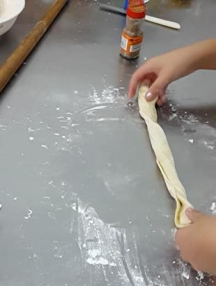 Το στρίβουμε (Μαγειρεύω Κυπριακά 2015). &lt;br/&gt; Πηγή: Στάλω Λαζάρου.