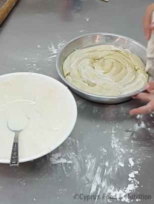 Αλείφουμε την επιφάνεια της πίτας μας με λίγη τσίππα (Μαγειρεύω Κυπριακά 2015). &lt;br/&gt; Πηγή: Στάλω Λαζάρου.