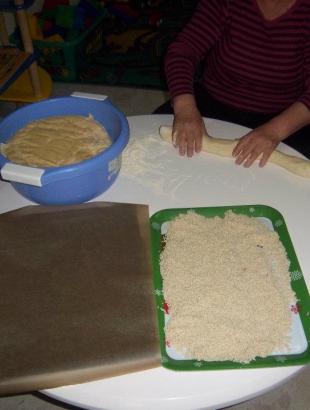 Το πλάσιμο των κουλουριών.