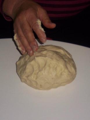 Ζυμάρι για πλάσιμο των αυκωτών.