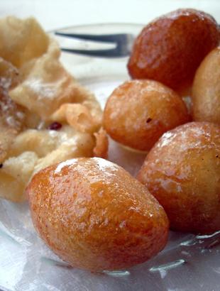 Σιάμισιη και λουκουμάδες, τυπικά εδέσματα των κυπριακών πανηγυριών. &lt;br/&gt; Άδεια δημοσίευσης: Φ. Γεωργιάδης.