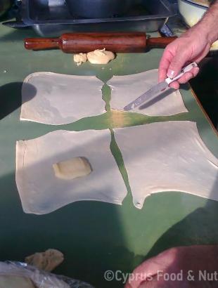 4. Κόβουμε το φύλλο σε τετράγωνα κομμάτια και βάζουμε γέμιση στη μέση. &lt;br/&gt; Πηγή: ©Στάλω Λαζάρου.