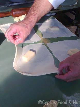 5. Διπλώνουμε, ενώνοντας διαγώνια τις άκριες του φύλλου. &lt;br/&gt; Πηγή: ©Στάλω Λαζάρου.