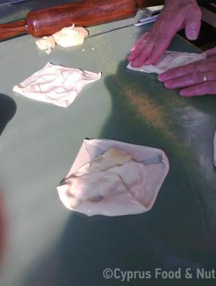 6. Διπλώνουμε, ενώνοντας διαγώνια τις άκριες του φύλλου.Πηγή: ©Στάλω Λαζάρου.