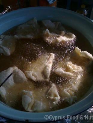 7. Τηγανίζουμε. &lt;br/&gt; Πηγή: ©Στάλω Λαζάρου.